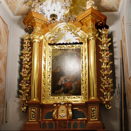 ołtarz boczny Matki Bożej Różańcowejpo konserwacji